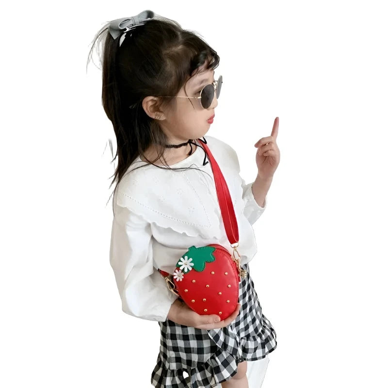छोटी लड़कियों के लिए मीठा स्ट्रॉबेरी बकेट बैग